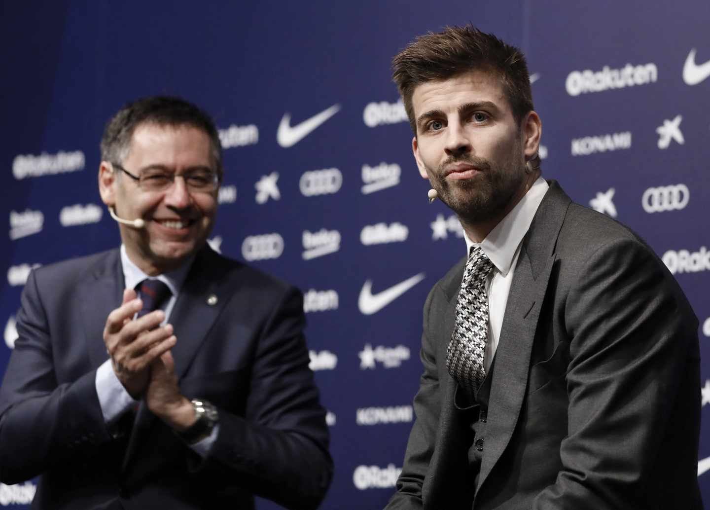 Gerard Piqué, junto al presidente del FC Barcelona Josep Maria Bartomeu, durante el acto de su renovación.