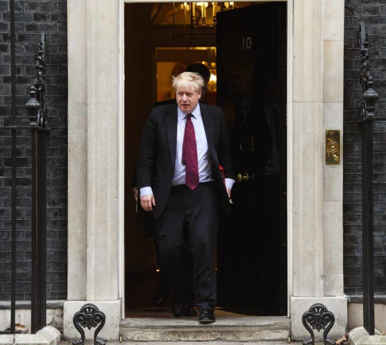 El antieuropeísta Boris Johnson encabeza la lista de aspirantes a suceder a Theresa May