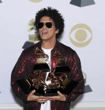 Bruno Mars posa con sus seis Grammys.