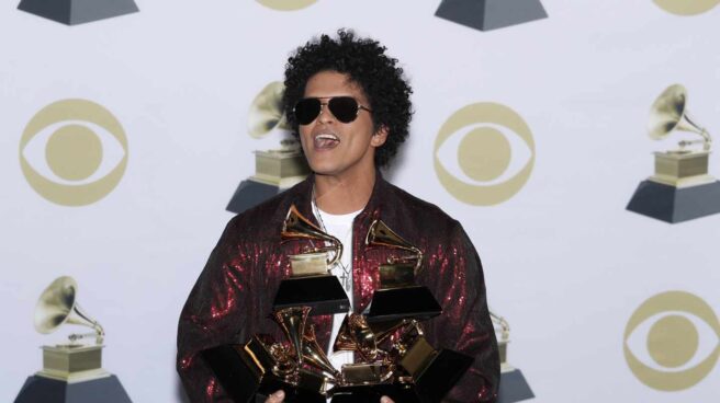 Bruno mars con su seis Grammys Bruno Mars posa con sus seis Grammys.
