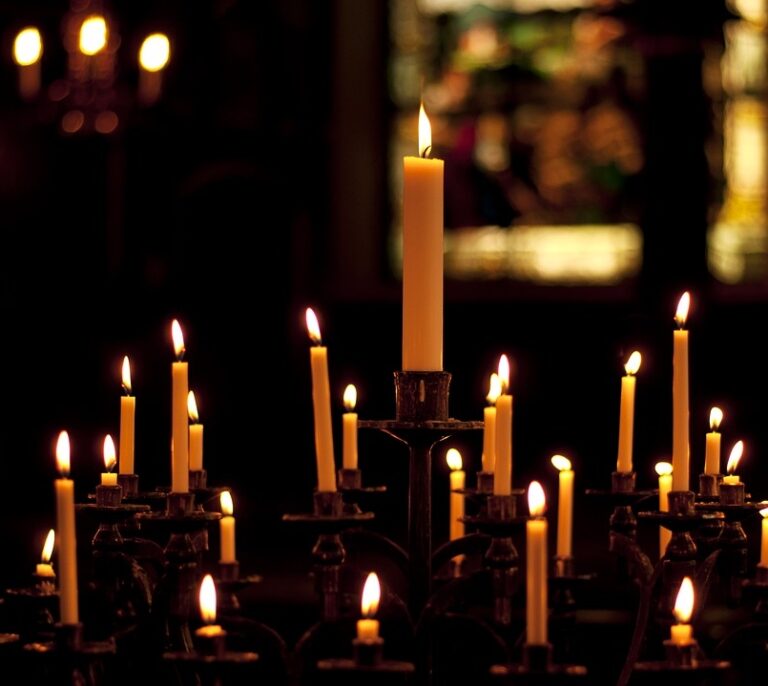 En qué invierte la Iglesia