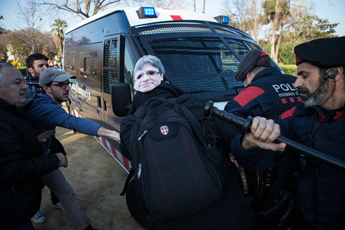 Los Mossos tratan de contener a los manifestantes, algunos con caretas de Puigdemont, que tratan de irrumpir en el Parlament.