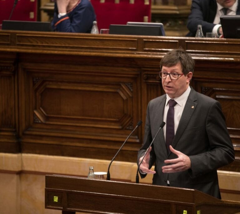 Puigdemont y Junqueras presentan sus credenciales de diputado y Mundó abandona la política