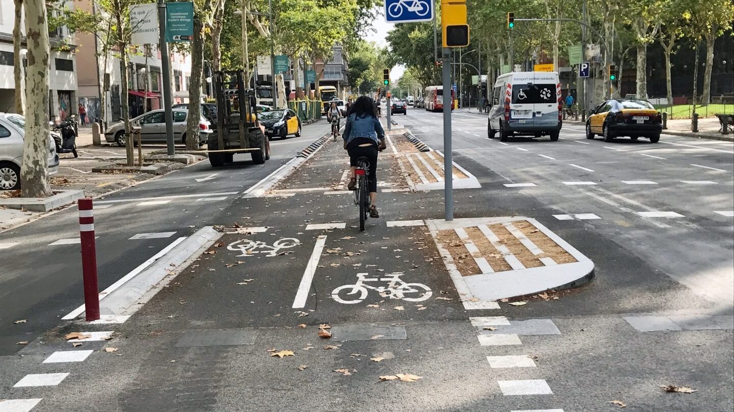 Carril bici de Barcelona. Si una de cada cuatro personas viajara en bici se podrian evitar 10000 muertes prematuras en Europa.