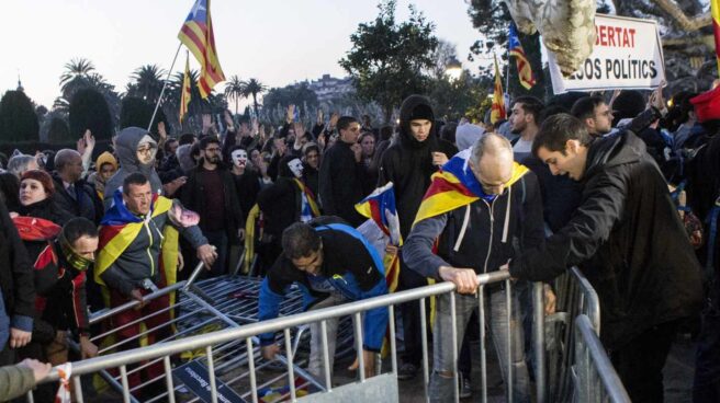 El Govern enciende a los mossos al retirarse de un juicio por agresiones: "Ha sido esperpéntico"