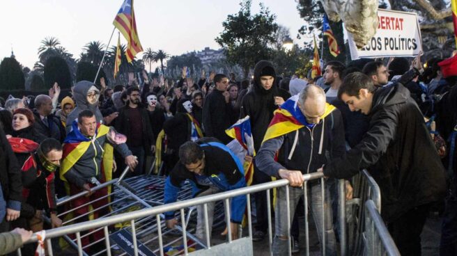 Manifestantes derriban las vallas de seguridad que rodean el Parlament. Manifestantes derriban las vallas de seguridad que rodean el Parlament.