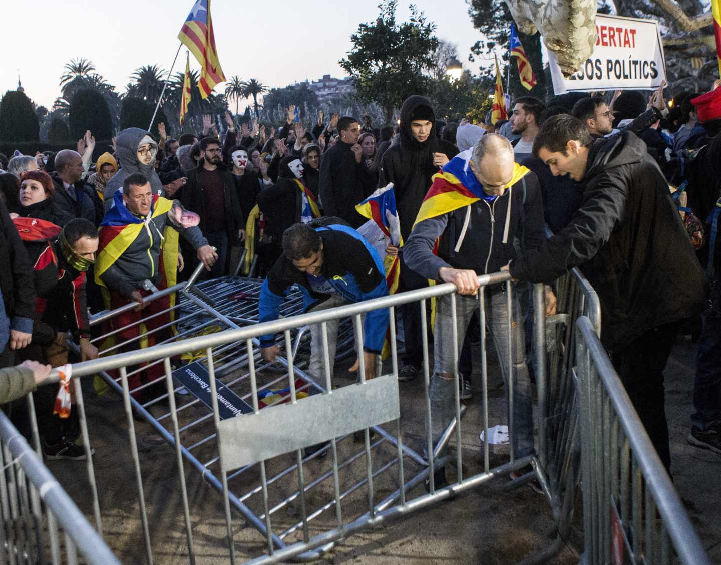 Manifestantes derriban las vallas de seguridad que rodean el Parlament.