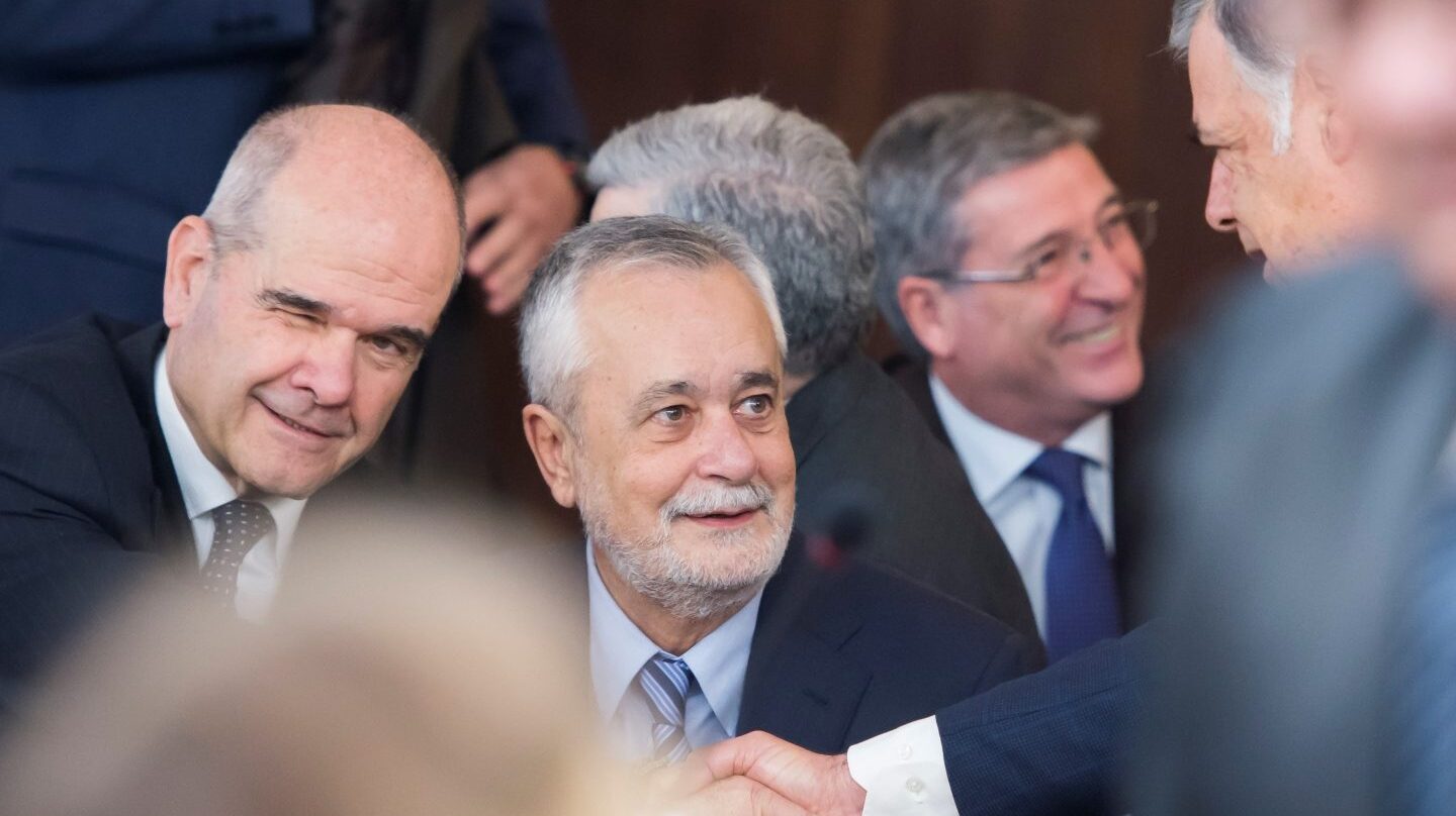 Los ex presidentes andaluces Manuel Chaves y José Antonio Griñán, sentados en el banquillo de los acusados.