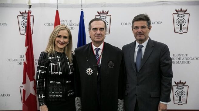 Catalá rompe el discurso de Interior y Fomento sobre el gran atasco: "Hay que pedir disculpas" Catalá, con Cristina Cifuentes y José María Alonso, este lunes en Madrid.