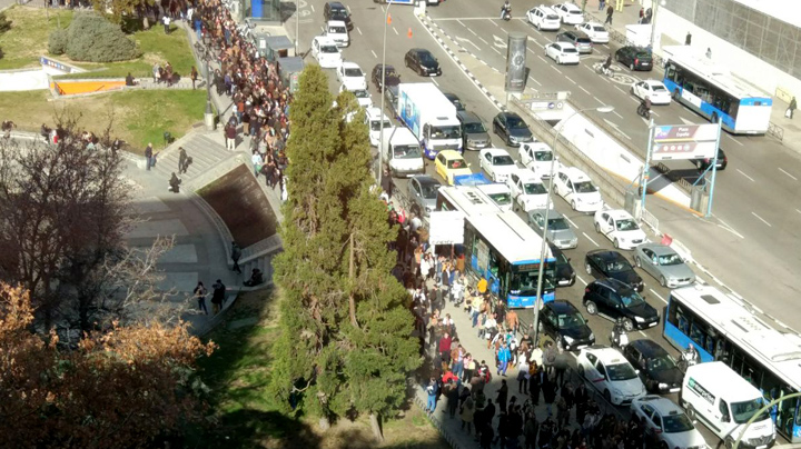 Colas para conseguir empleo en el hotel de la Plaza España.