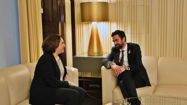 Ada Colau, durante su reunión con Roger Torrent.