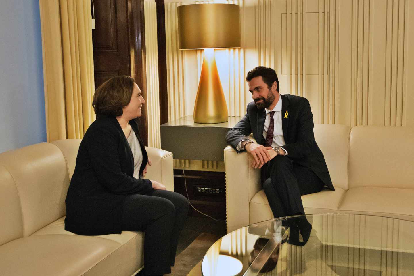 Ada Colau, durante su reunión con Roger Torrent.