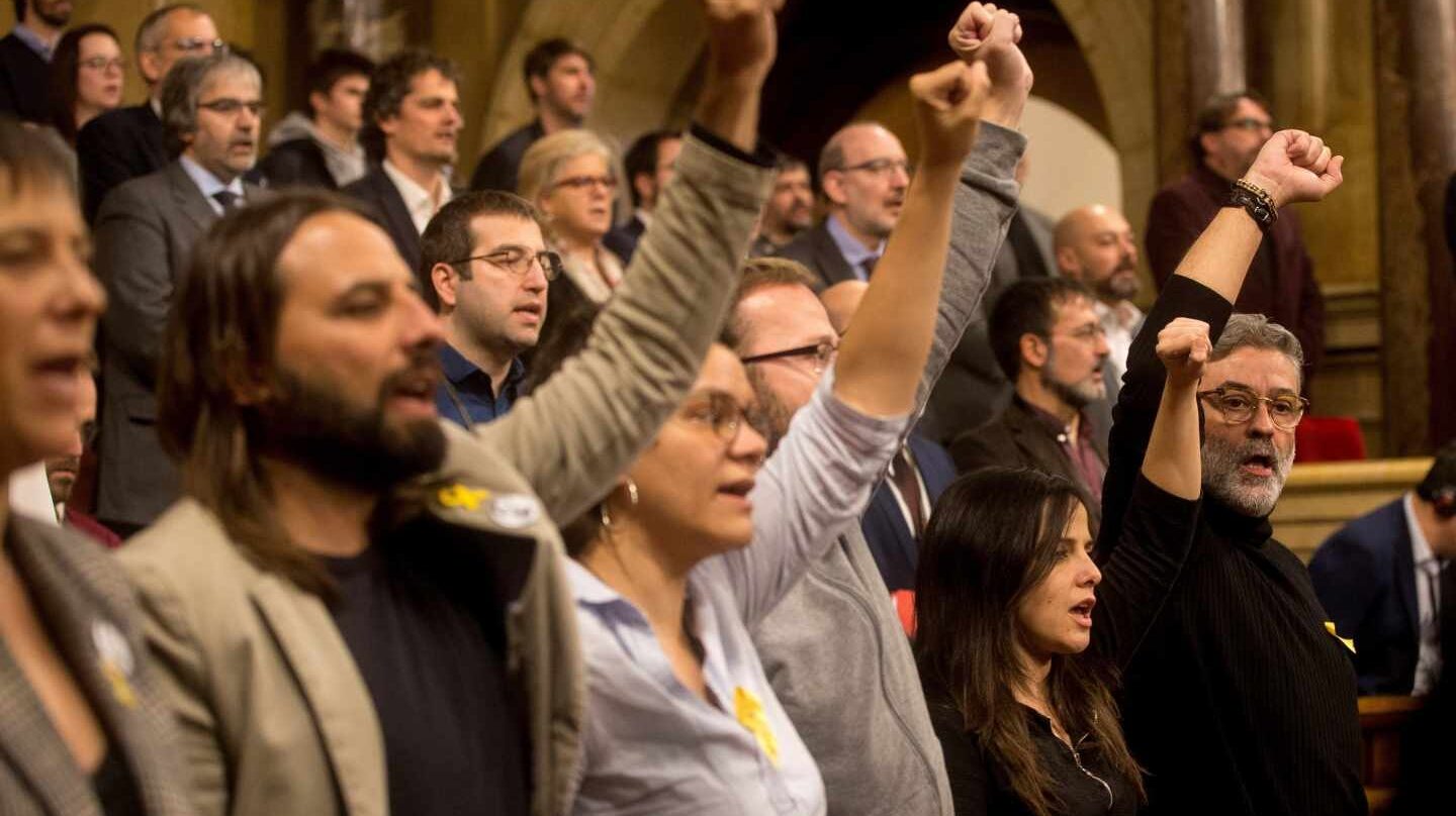 Los miembros de la CUP, en el Parlament.