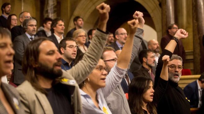 Los miembros de la CUP, en el Parlament.