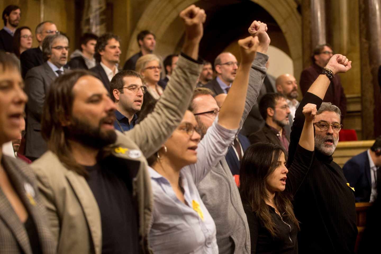 Los miembros de la CUP, en el Parlament.