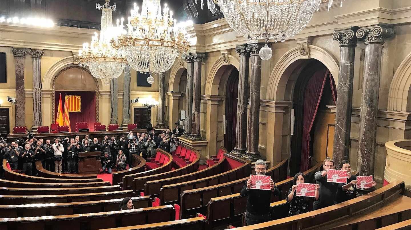 Diputados de la CUP han permanecido unos minutos en el Hemiciclo pese a su aplazamiento.
