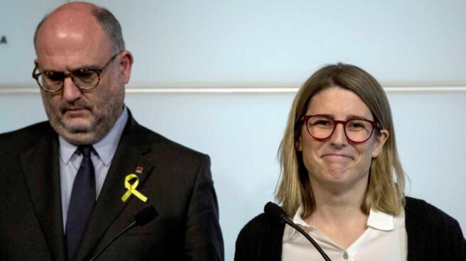 Eduard Pujol y Elsa Artadi, durante la rueda de prensa de este martes en el Parlament.