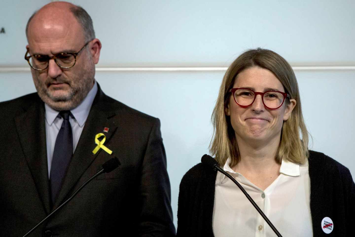 Eduard Pujol y Elsa Artadi, durante la rueda de prensa de este martes en el Parlament.