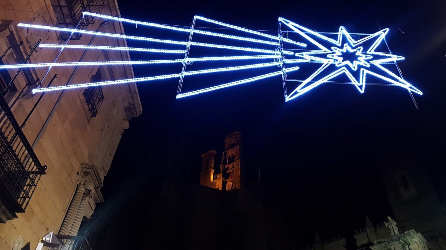 Decoración de la Estrella de Belén frente a la catedral de Plasencia