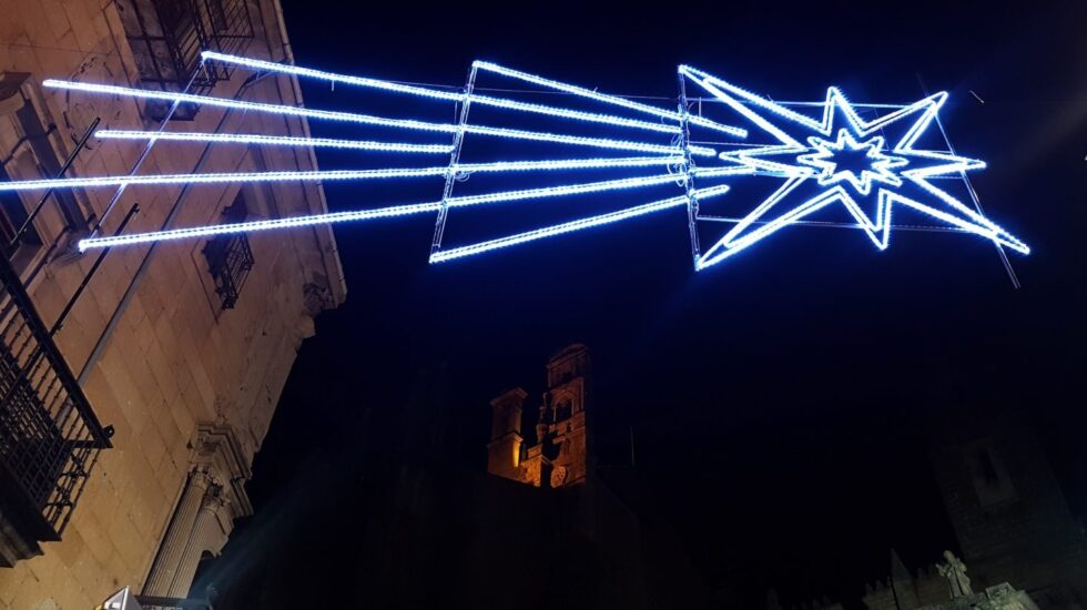 Decoración de la Estrella de Belén frente a la catedral de Plasencia