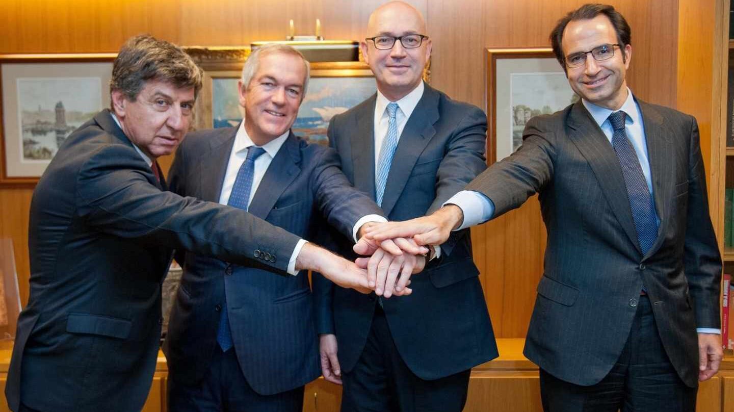 Gabriel Alonso, Joaquín Arenas, Jesús Nuño de la Rosa, y Olaf Díaz-Pintado, tras la firma del acuerdo de financiación de El Corte Inglés.