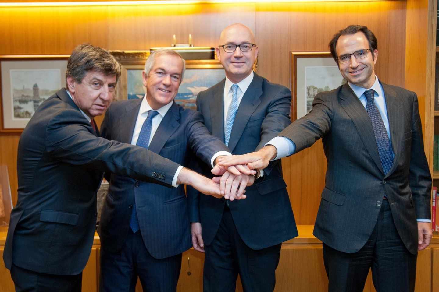 Gabriel Alonso, Joaquín Arenas, Jesús Nuño de la Rosa, y Olaf Díaz-Pintado, tras la firma del acuerdo de financiación de El Corte Inglés.