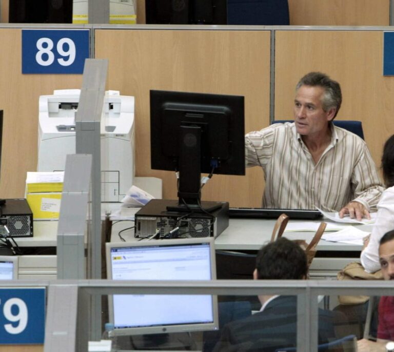 CCOO, UGT y CSIF se manifestarán por un salario mínimo de 1.200 euros para los funcionarios