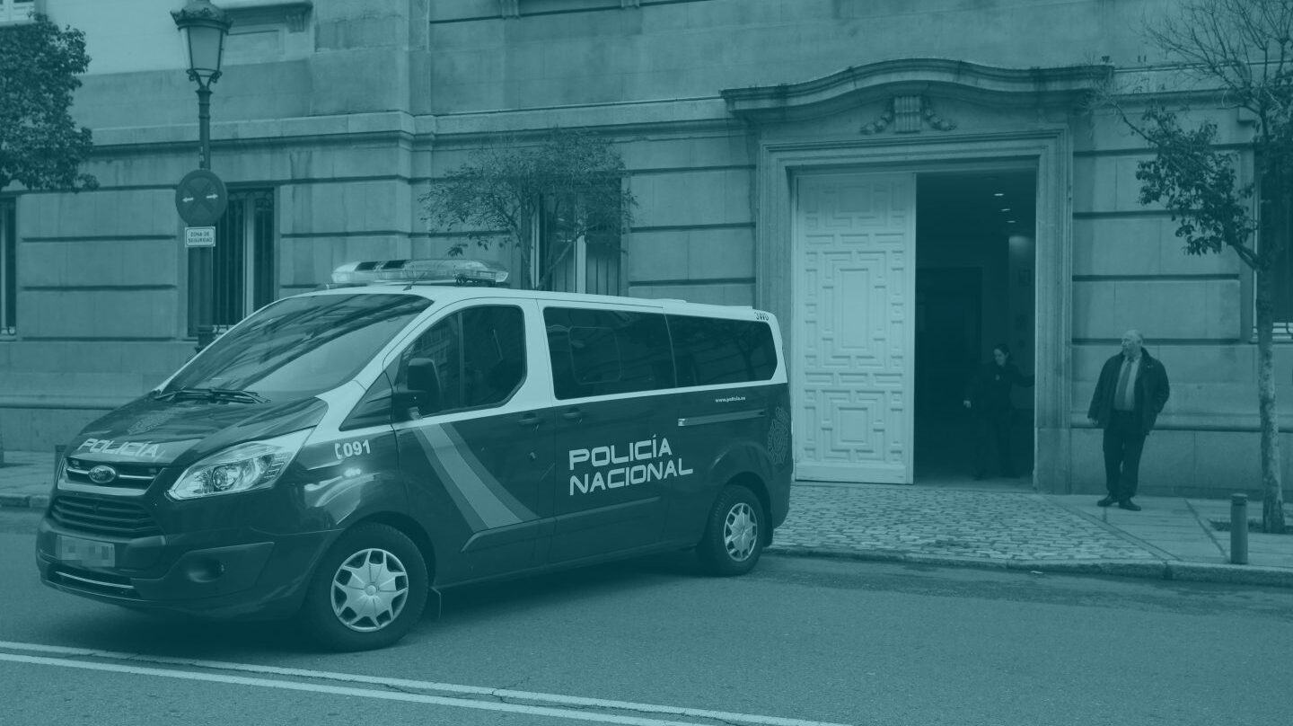 El furgón de la Policía Nacional, a su llegada al Tribunal Supremo donde el juez Llarena ha tomado declaración a Joaquim Forn y a los líderes independentistas Jordi Cuixart y Jordi Sànchez.
