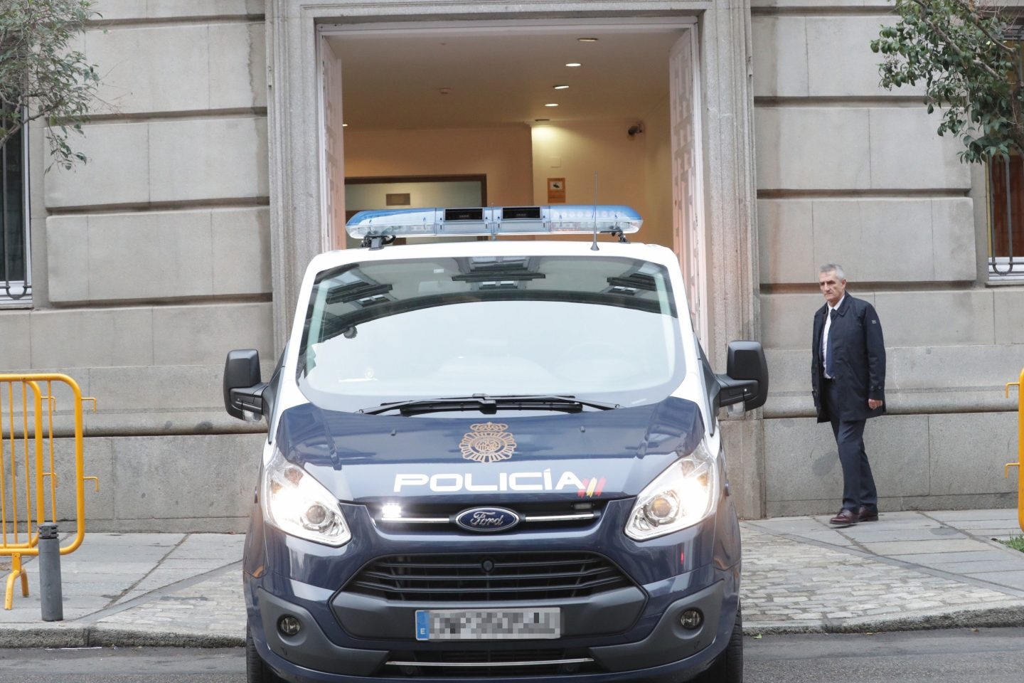 El furgón policial que ha trasladado al ex vicepresidente catalán Oriol Junqueras desde los calabozos de la Audiencia Nacional, entra en el Tribunal Supremo.