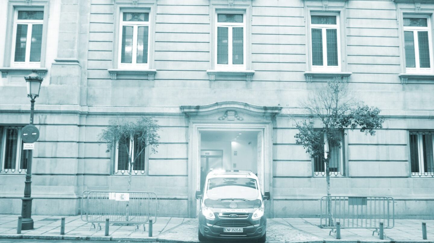 El furgón policial que ha trasladado a Oriol Junqueras entra en el Tribunal Supremo.