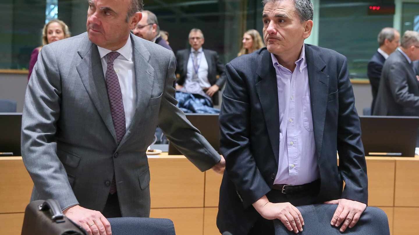 El ministro español de Economía, Luís de Guindos (i) y su homólogo griego Euclid Tsakalotos, antes del inicio de la reunión del Eurogrupo en Bruselas (Bélgica) hoy, 22 de enero de 2018