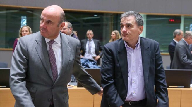 El ministro español de Economía, Luís de Guindos (i) y su homólogo griego Euclid Tsakalotos, antes del inicio de la reunión del Eurogrupo en Bruselas (Bélgica) hoy, 22 de enero de 2018