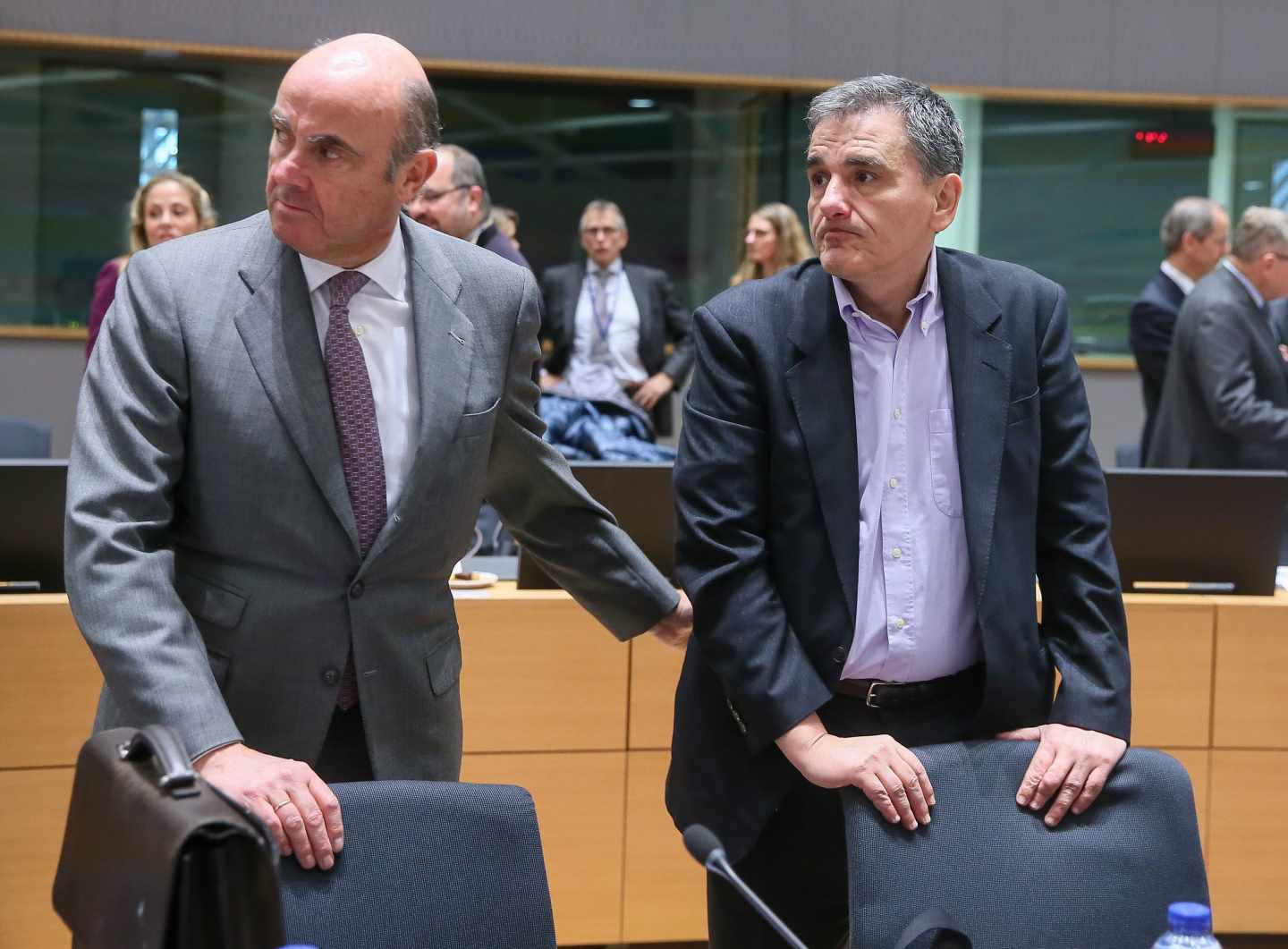 El ministro español de Economía, Luís de Guindos (i) y su homólogo griego Euclid Tsakalotos, antes del inicio de la reunión del Eurogrupo en Bruselas (Bélgica) hoy, 22 de enero de 2018
