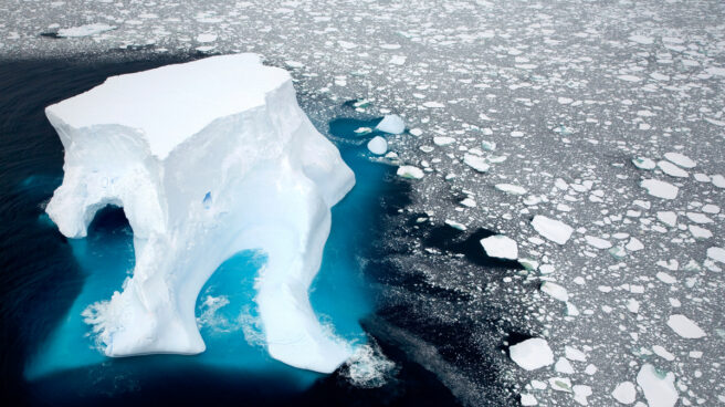 Iceberg en la Antártida 14/02/07. International Waters, Southern Ocean. An iceberg on-route to Antarctica. The Greenpeace ship MY Esperanza is on her route towards Antarctica through the icy reaches of the Southern Ocean. This is the end of the 14 month Defending Our Oceans expedition which was started by a trip to the Southern Ocean to confront the Japanese government's whaling fleet in the Southern Ocean Whale Sanctuary. At the end of this expedition Greenpeace return to the whale sanctuary to, once again, defend the whales. Despite a moratorium on commercial whaling, the hunt for whale meat continues through the loophole of "scientific purposes". © Greenpeace / Daniel Beltrá