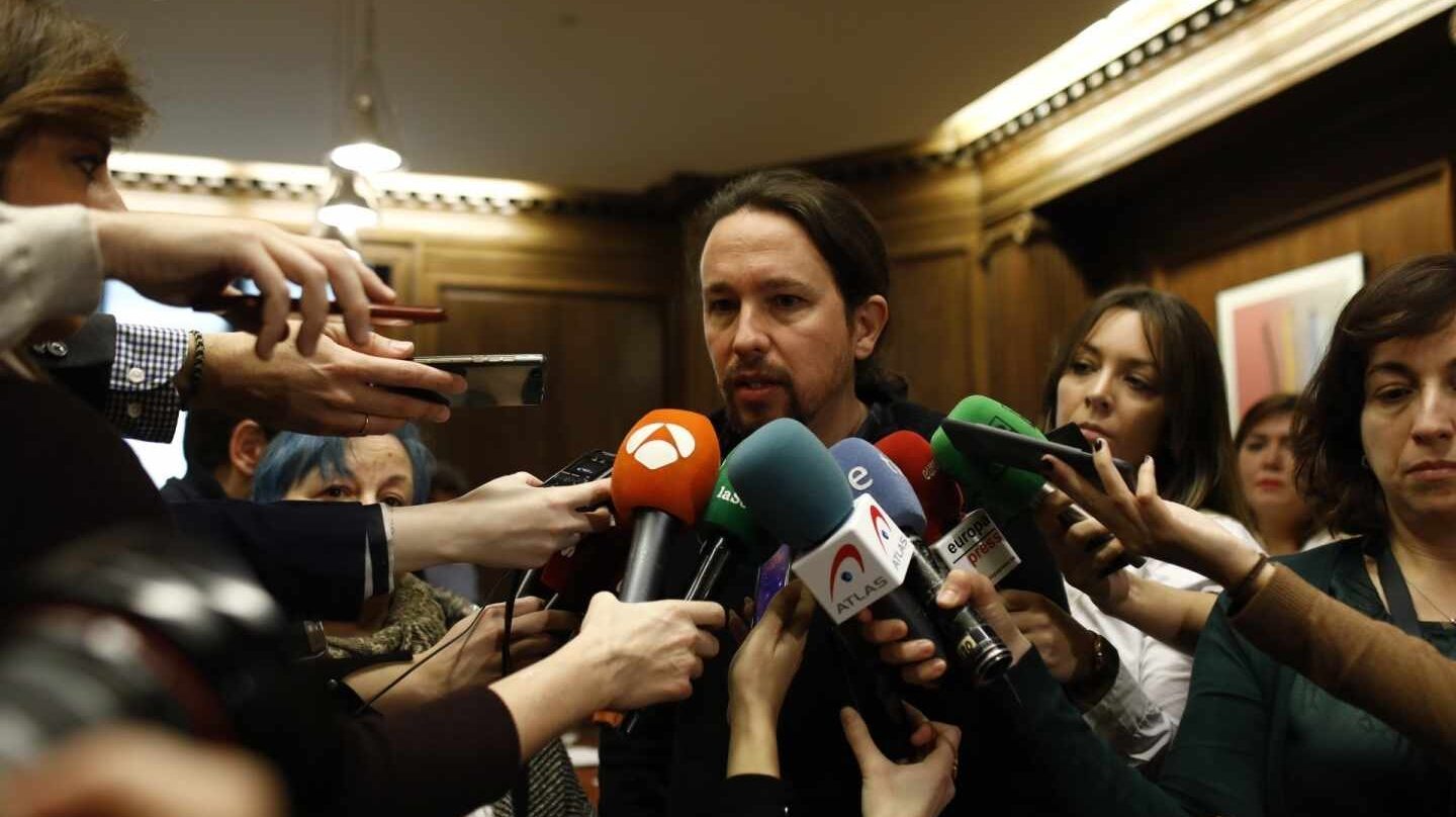 El líder de Podemos, Pablo Iglesiasa, atiende a periodistas en el Congreso de los Diputados.