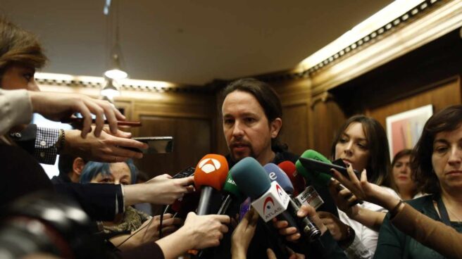 El líder de Podemos, Pablo Iglesiasa, atiende a periodistas en el Congreso de los Diputados.