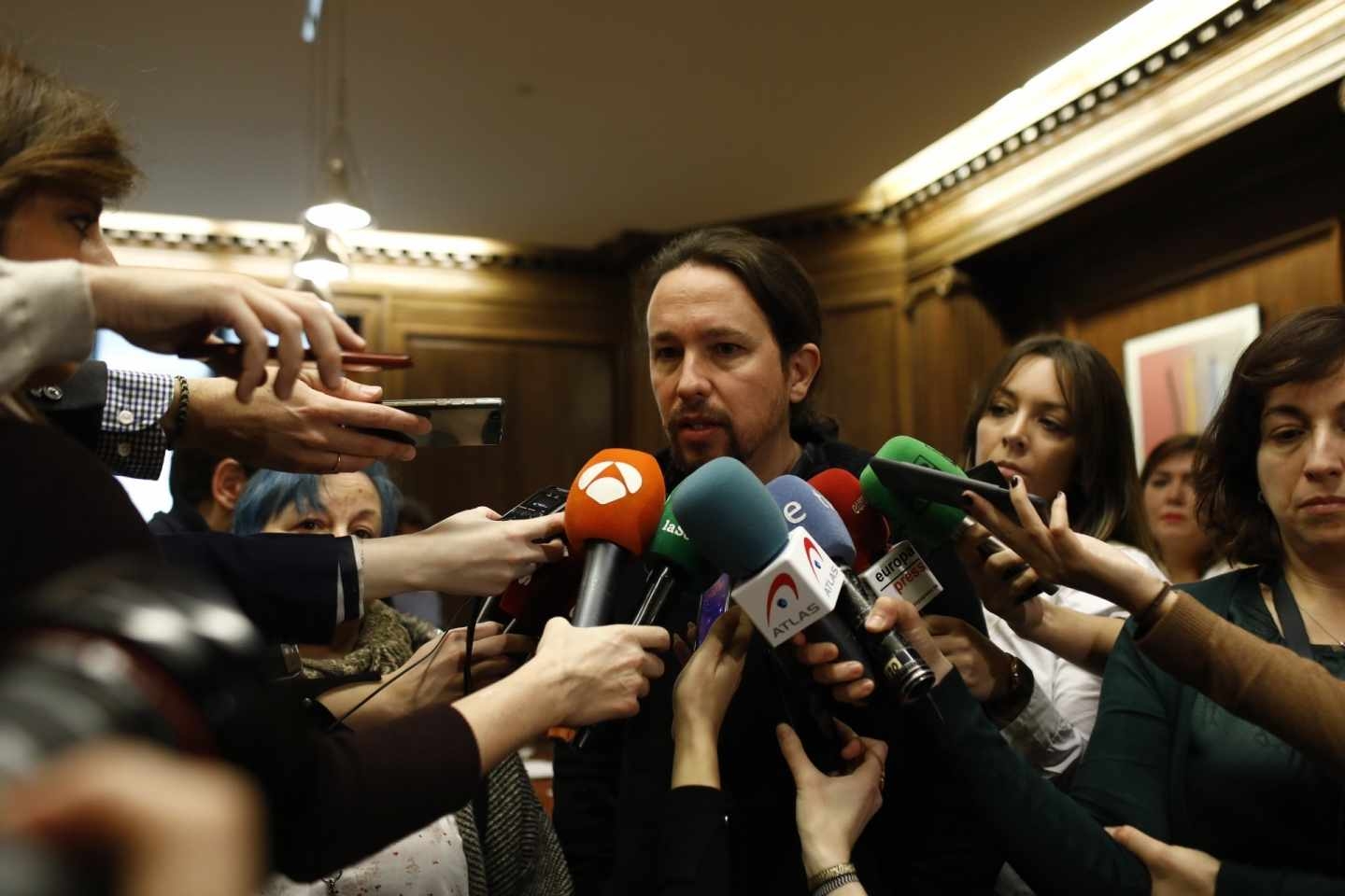 El líder de Podemos, Pablo Iglesiasa, atiende a periodistas en el Congreso de los Diputados.