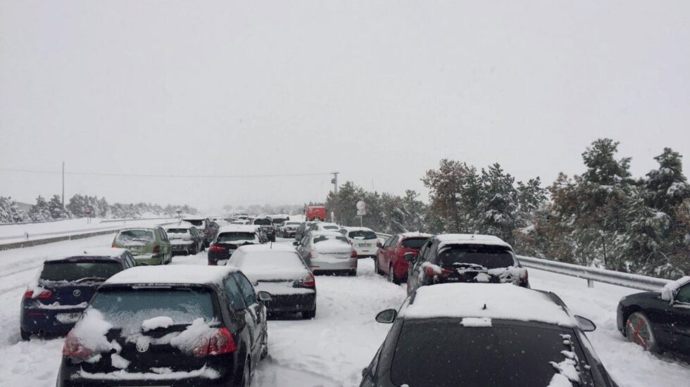 Atasco en la AP6: coches atrapados durante horas.