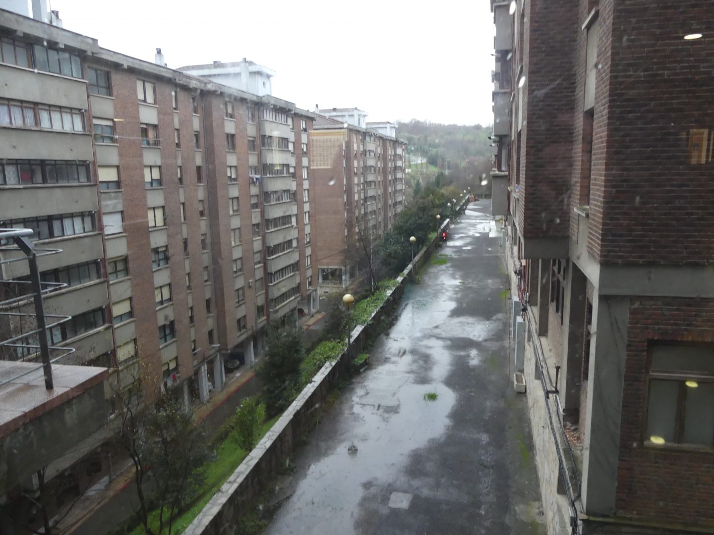 Bloques de viviendas en el interior del cuartel de Intxaurrondo, en San Sebastián.