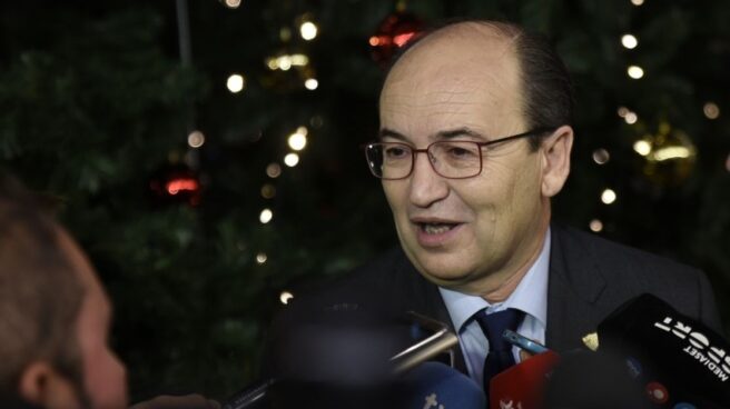 José Castro, presidente del Sevilla FC, atendiendo a los periodistas.