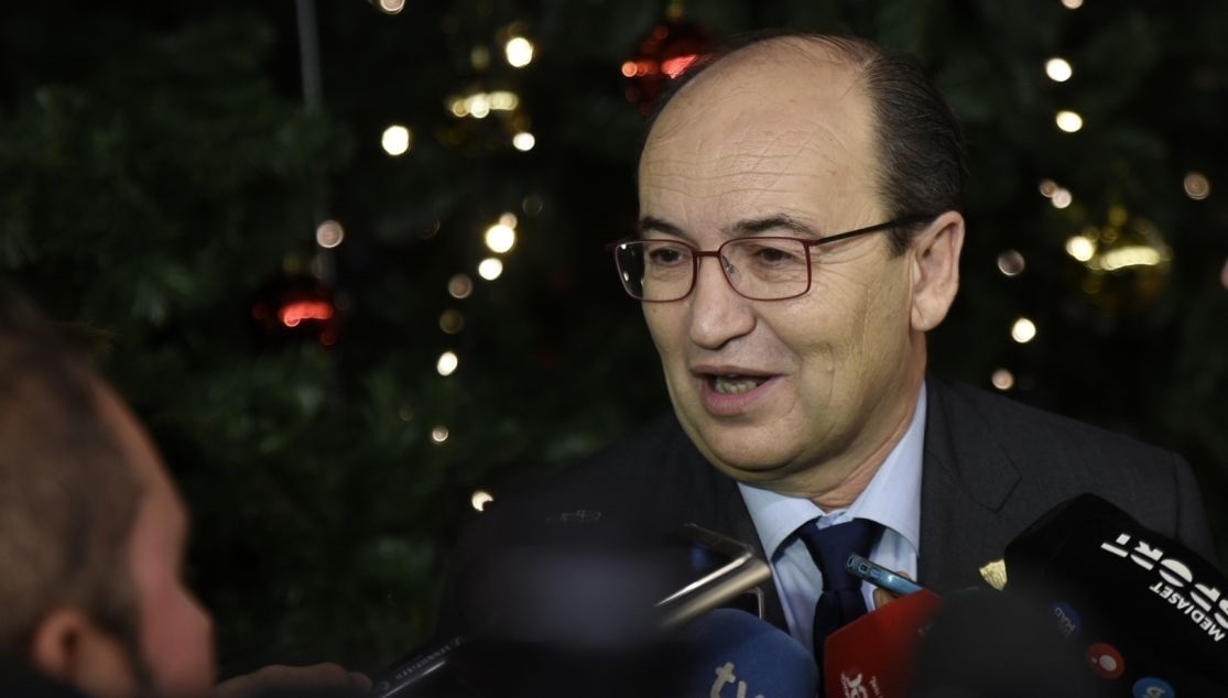 José Castro, presidente del Sevilla FC, atendiendo a los periodistas.