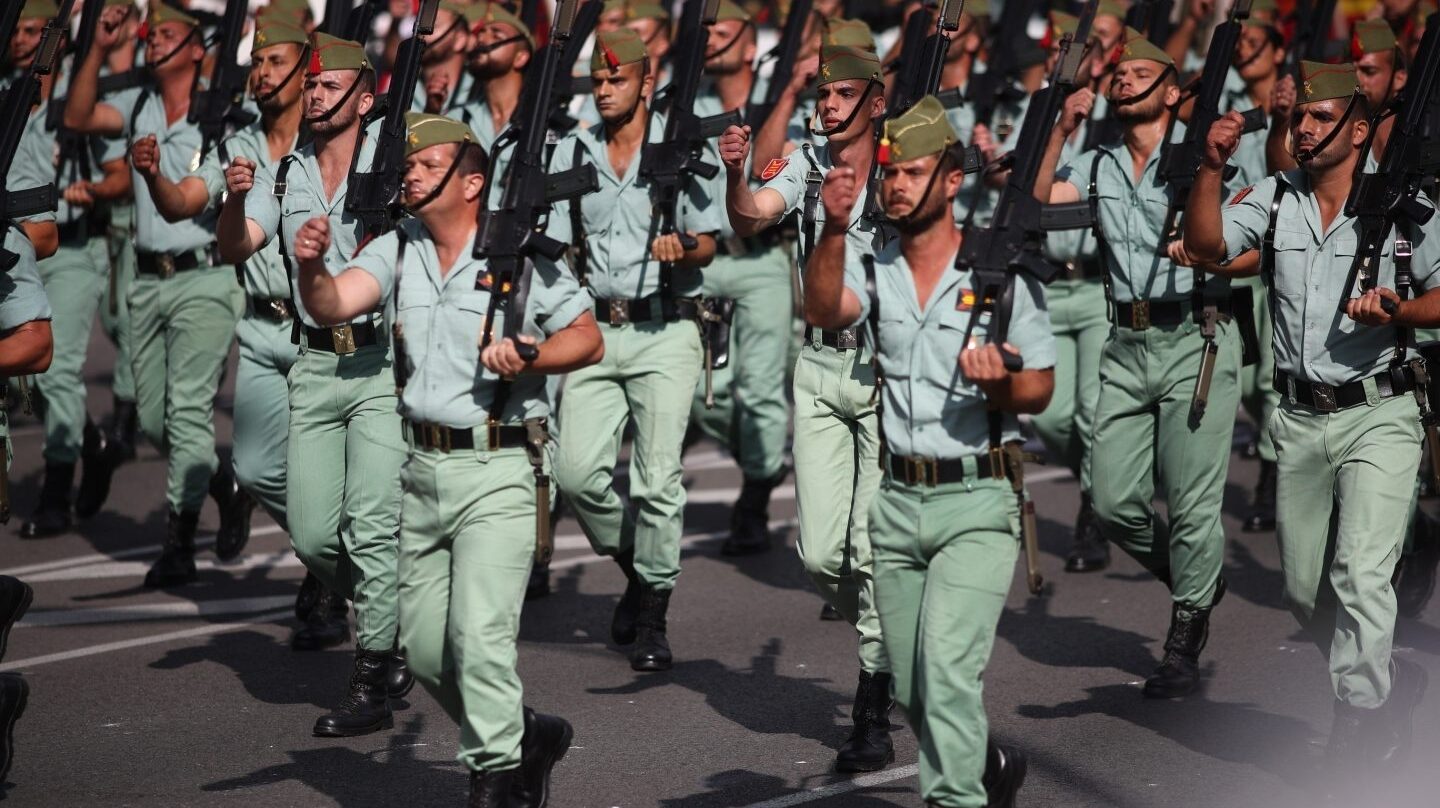 Un desfile de la Legión, el cuerpo que quiere ponerse a dieta.