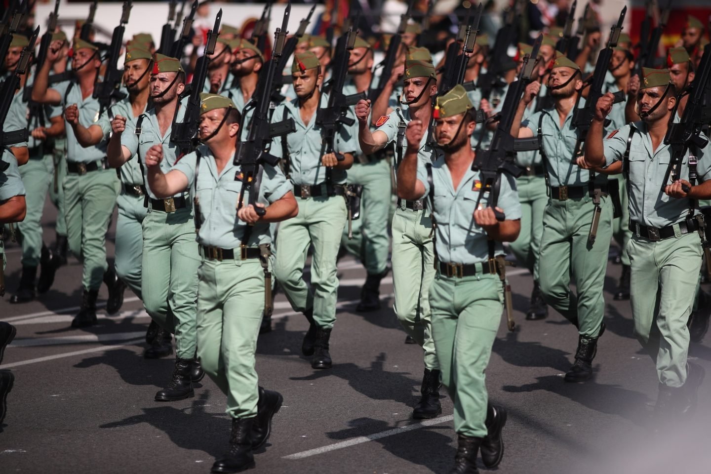 Un desfile de la Legión, el cuerpo que quiere ponerse a dieta.