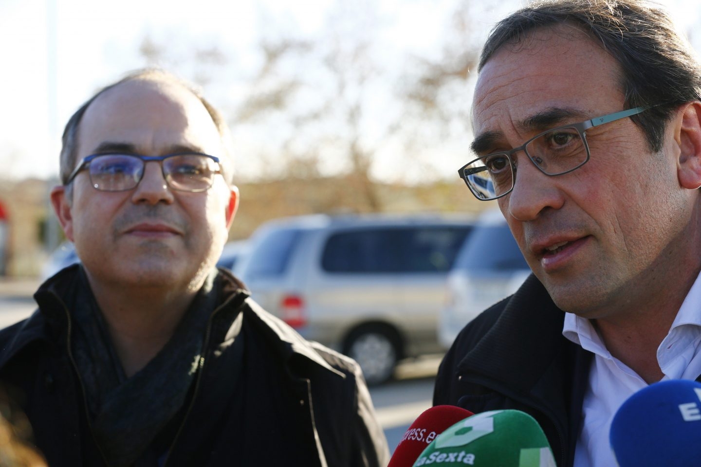 Los exconsellers Jordi Turull (i) y Josep Rull atienden a la prensa a su llegada a la cárcel de Soto del Real.