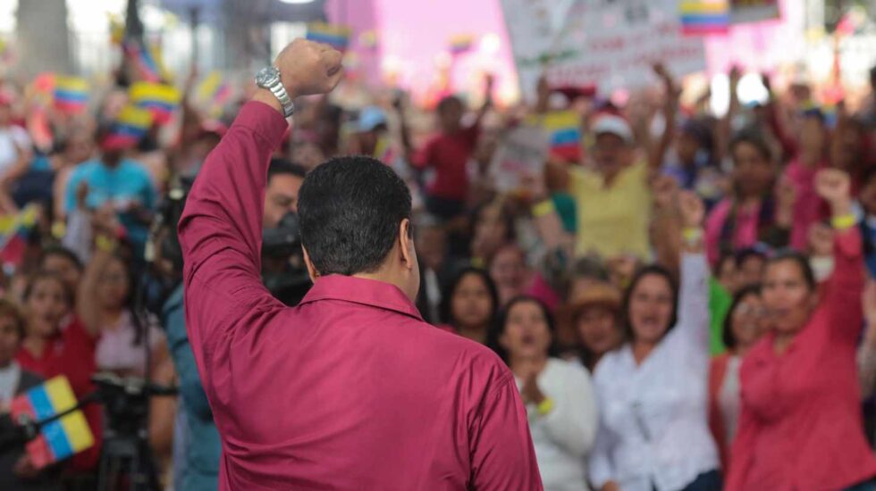 Maduro con el puño en alto ante decenas de seguidores.