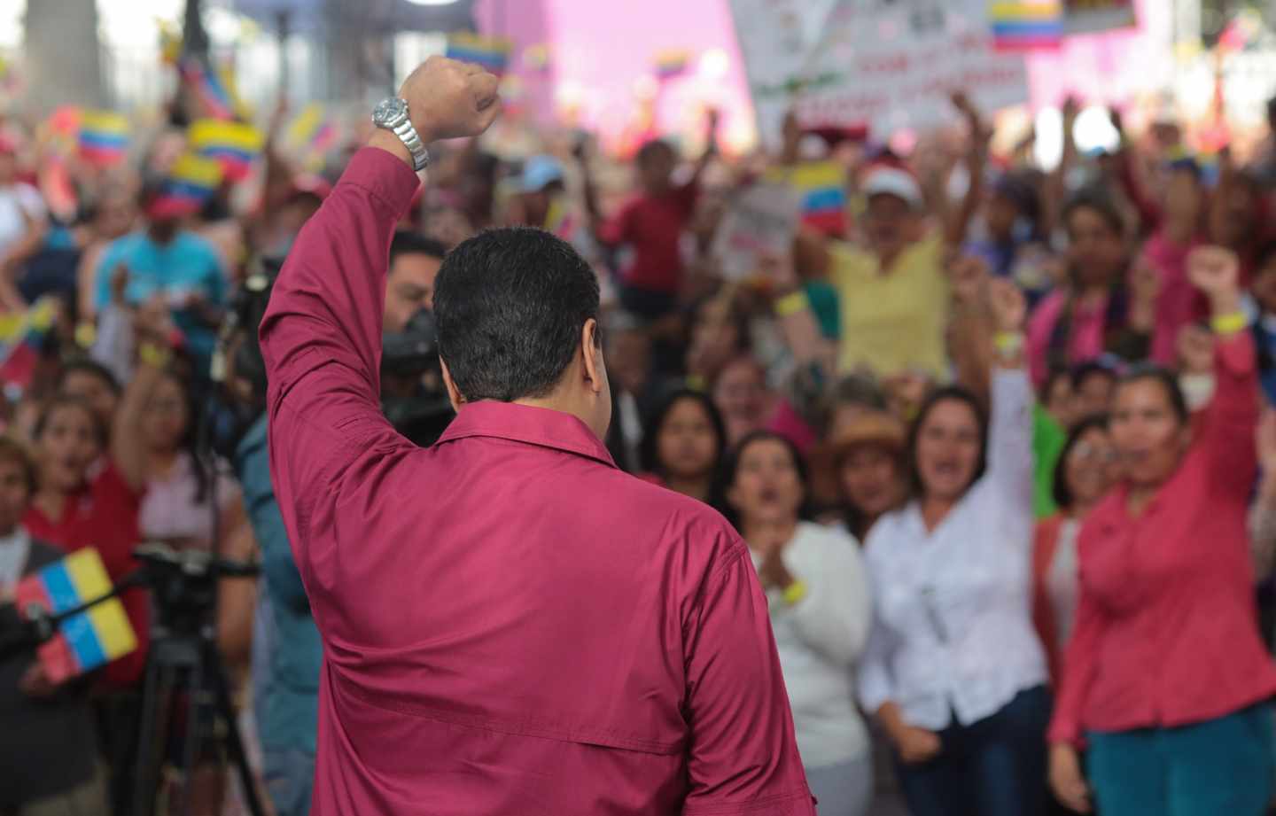 Maduro con el puño en alto ante decenas de seguidores.