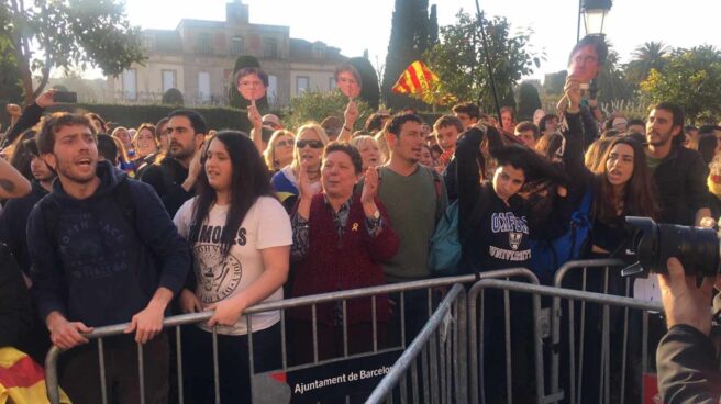 Los mossos reculan ante los manifestantes: "O investís al 'president' u ocupamos el Parlament"