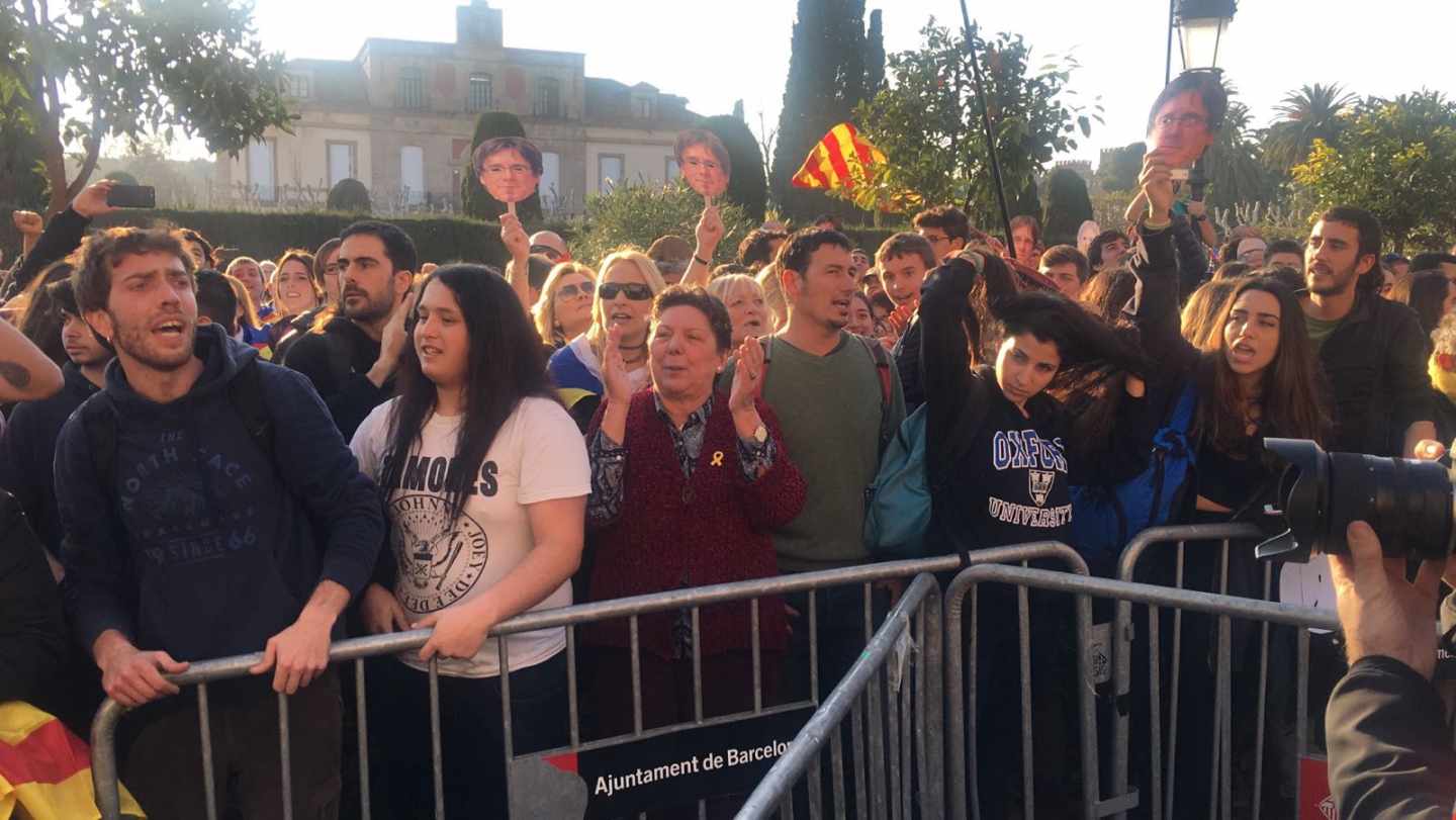 Miles de manifestantes se concentran a las puertas del Parlament de Cataluña.