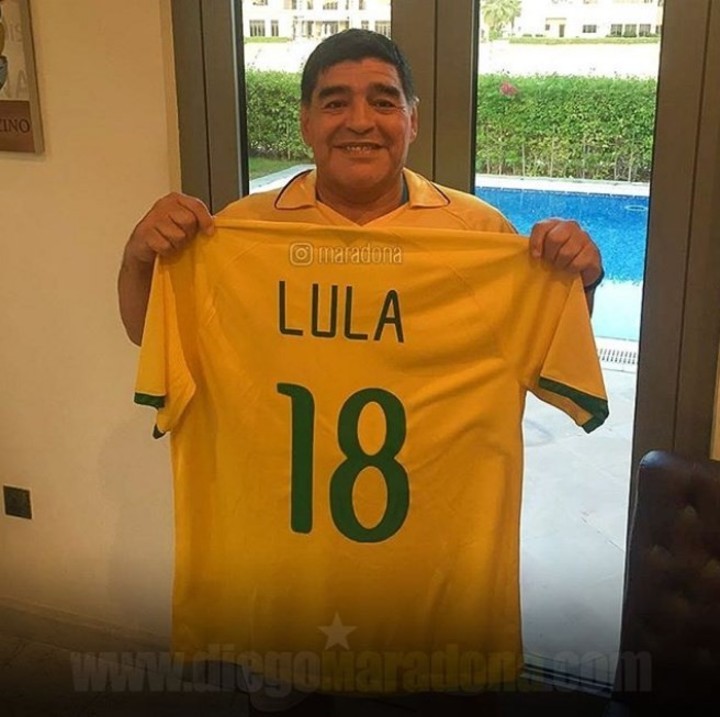 Maradona con una camiseta amarilla en la que se lee Lula 18, mostrándole su apoyo