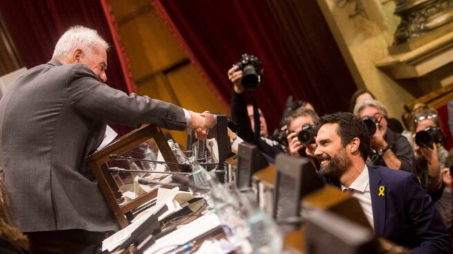 Ernest Maragall felicita a Roger Torrent por su elección como presidente del Parlament.